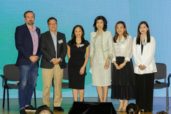 專題討論環節後一眾分享嘉賓合照。(由左至右)ReThink HK創辦人兼行政總裁Mr. Chris Brown、香港大學公民社會與治理研究中心總監林維峯教授、畢馬威市場推廣及傳訊總監陳彩珠女士、香港會議展覽中心(管理)有限公司董事總經理梅李玉霞女士、Informa Markets亞洲區永續發展計劃總監蘇少芳女士及新世界發展有限公司技術策略與規劃高級經理伊凱欣女士。